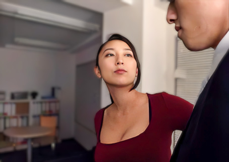 【巨乳社員】「あの先輩…おっぱいでけぇ...」男性社員から人気のこのスレンダーエロ美乳な美人OLはイケメン男性と居残りで…