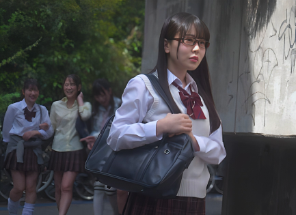 【メガネ地味子】陽キャの同級生ギャル達に誘われて初の乱交パーティに行った真面目JKが眼鏡を取ったら超ドエロくて…