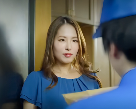 【背徳奥様】”家に上がっていきませんか…？”ムラムラ全開の欲求不満人妻が配達員男性を誘惑して溜まった性欲を満たす！