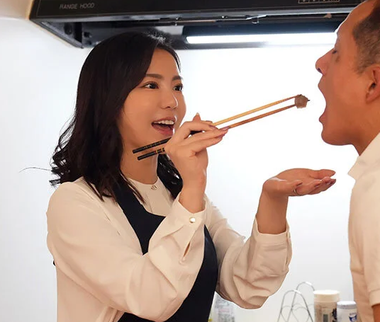 【合鍵熟女】”若い子って可愛いわね…♡”旦那と不仲になり落ち込んでた時に話しかけてきた若造とエロな関係に…■吉澤友貴