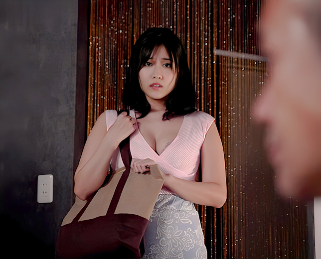 【元教師と人妻】”なんで…ここに…”生活の為デリヘル嬢をしてる美熟女だが待ってた客が学生時代セクハラしてきた先生で…