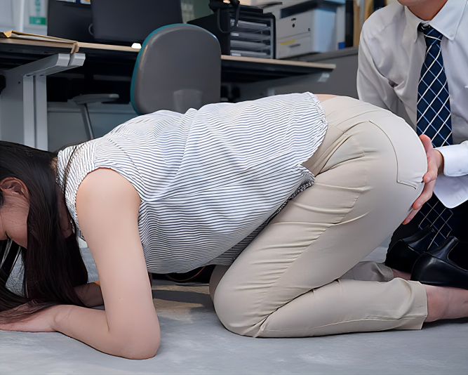 【触りたくなるピタパン】”謝罪はいいから尻触らせてよ…”必死に謝ったのに相手先の男が美尻に欲情し犯してしまう■佐山愛