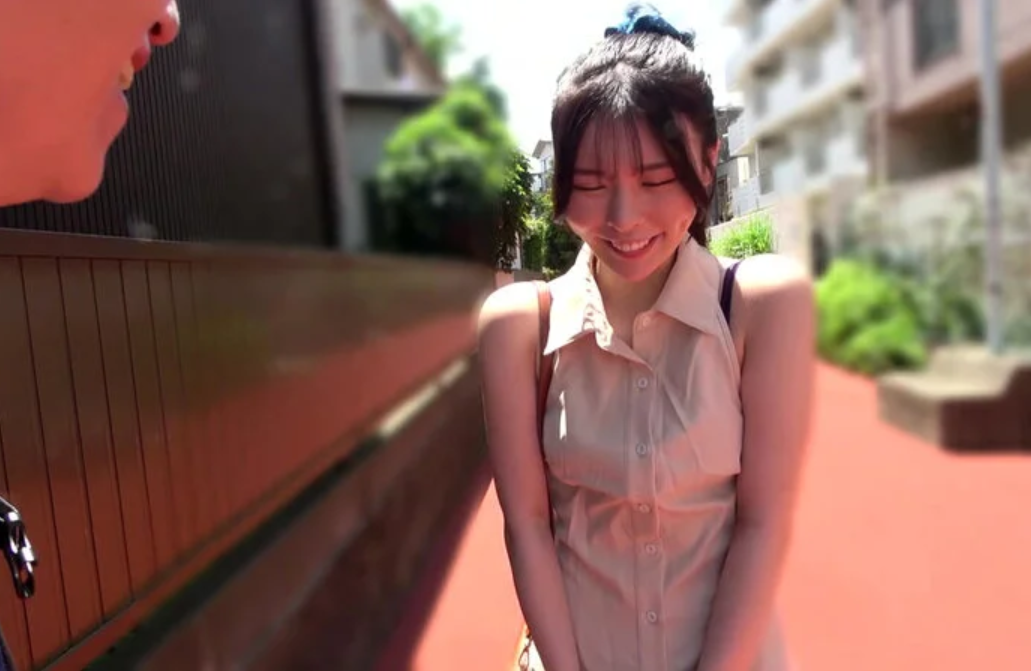 【競泳水着美女】”奥さんに内緒で…エッチなことしませんか…？♡”一見控えめそうな抜群プロポーションの黒髪美人が誘惑！