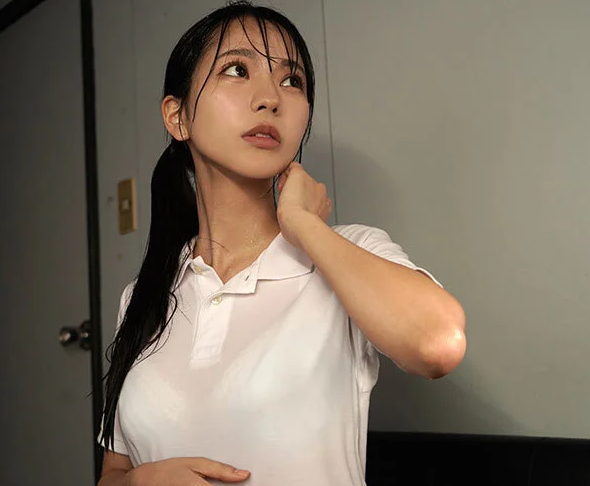 【美人マネージャー】”下着が透けてエロいな…”ゲリラ豪雨で閉め出され部室に逃げ込んだら男と二人きりになり■浅野こころ