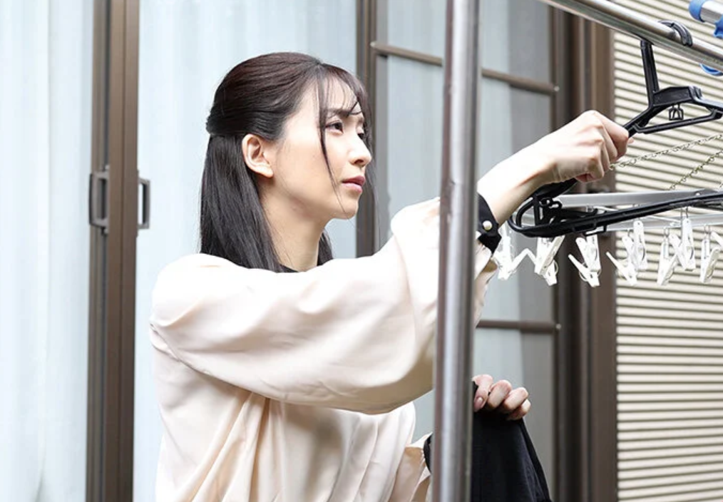 【ながえスタイル】「旦那の浮気が原因で…」夫に裏切られたスレンダースケベな巨乳な人妻が自分はホストと不倫しちゃう