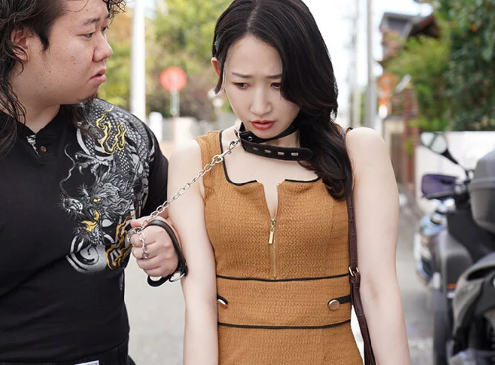 【おばさん熟女】「金返せないんだろ…？」エロ美乳なスレンダー人妻が投資で借金をした友達の代わりに身体で払う事に…