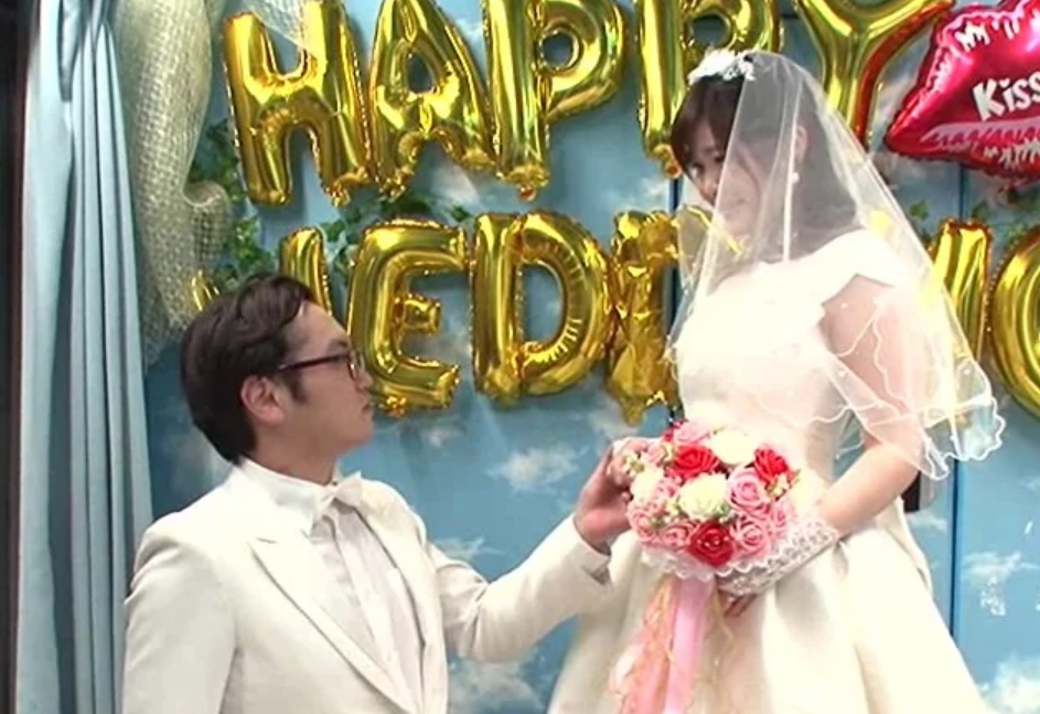 【マジックミラー号】「私達、結婚したばかりです♡」初々しい夫婦をスケベ車に誘い込み早速不倫するエロ美乳な素人人妻