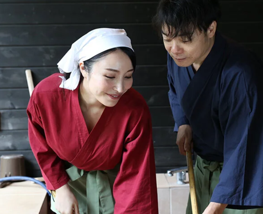 【ながえスタイル】「見てないで何とかしてよ…」旦那の目の前でレイプされてしまう妖艶な雰囲気のおばさん主婦ですが…