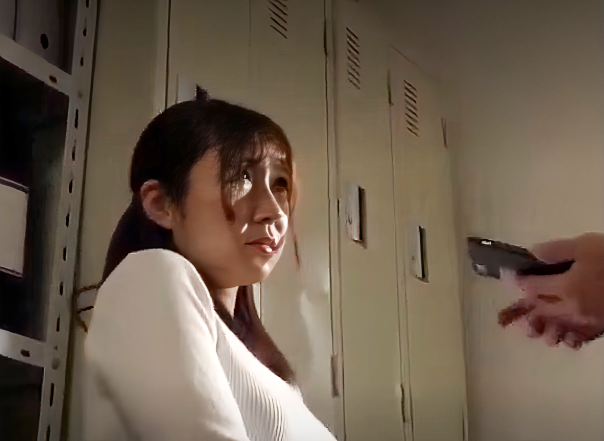 【犯罪人妻】”お願い…夫には言わないでください…”万引きをして許しを請う奥さんの弱みを握り店長が寝取ってしまう…