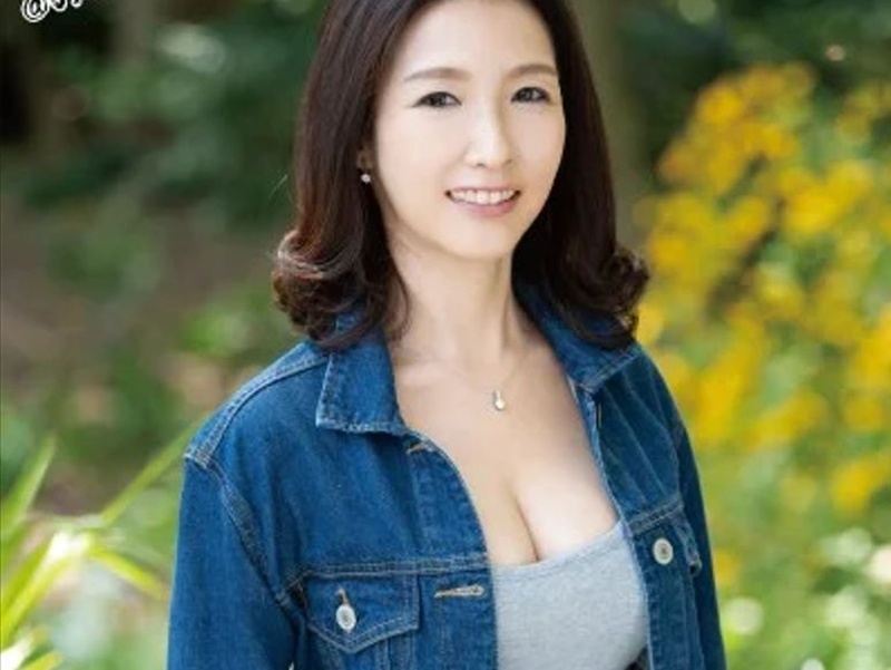 【43才おばさん】「頼めば何でもシてくれそうｗ」『隣に住んでそうな親近感』と男性から大評判のエロ熟女がＡＶデビュー