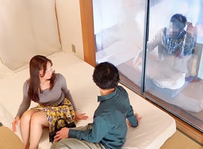 【義母とMM号】「お母さん、これバレないですよね...？」スレンダーエロ美乳な美人主婦が旦那を外で待たせ義息子と近親相姦