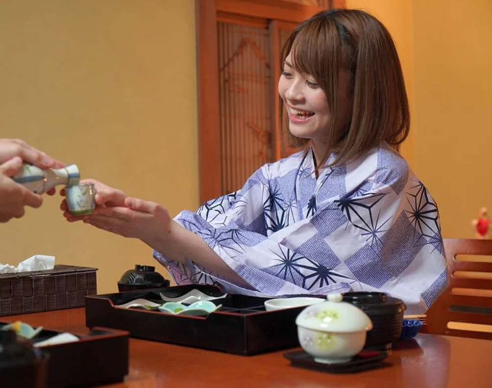 「結婚している人しか興奮しなくて…」寝取り好きなエロ美少女がいくやりまくり浮気旅行■東條なつ