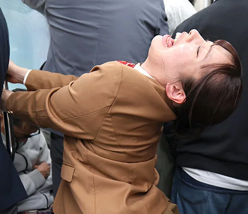 【S字女子校生】”だめぇ！！見られながらイッちゃうっ…！”乗車中のJKを指マンで責めたら身体を反らせて屈辱絶頂！