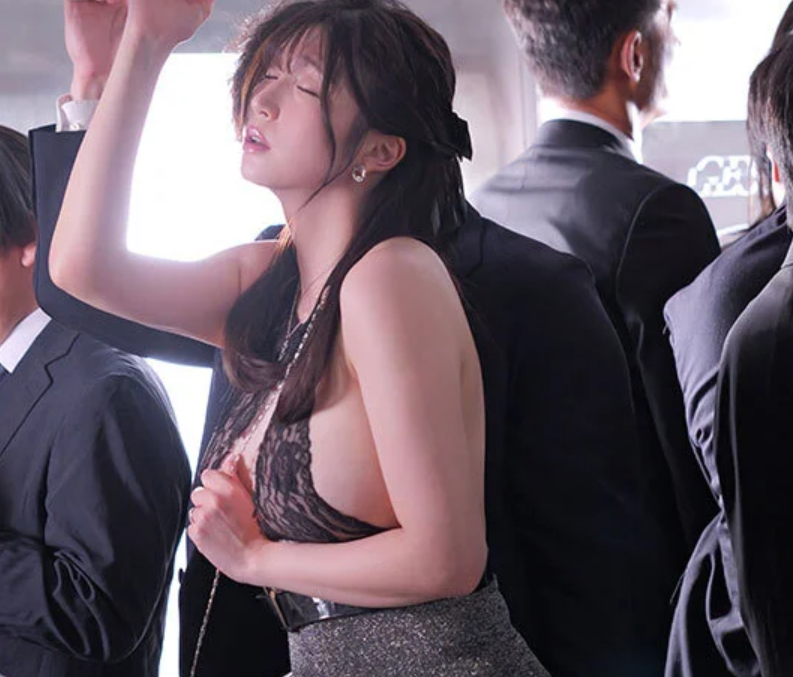 【痴漢待ち奥さん】”さぁ！早く私を犯して…♡”淡白セックスの旦那のせいで性欲が爆発しそうな人妻が卑猥な衣装で乗車し