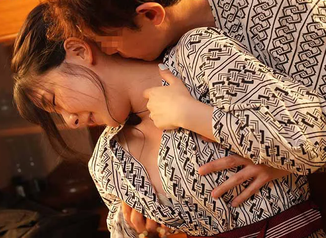 【寝取られた嫁】”待ってっ…私…結婚してるのよ…”職場の仲間と旅行に行った奥さんが酔って悪ノリする男達にハメられた