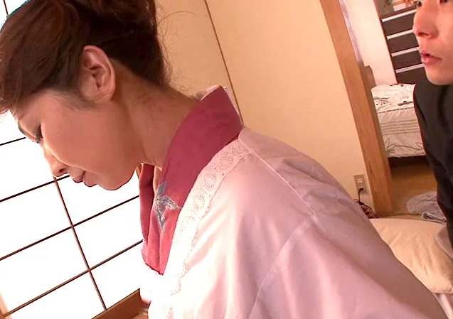 【和装の熟女】”和服のお義母さん…綺麗すぎて興奮するな…”嫁と喧嘩し一人暮らしになってた男を心配して義理母が来たが…