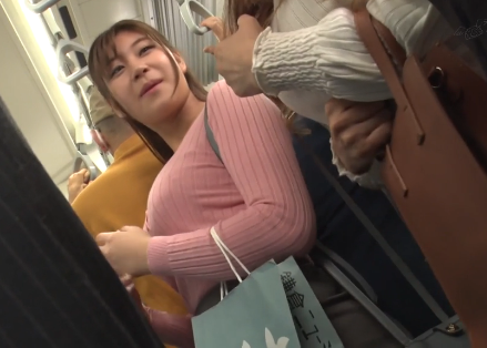 【巨尻チカン】”イキ過ぎて震えてるぞｗ”デカ尻デカパイ主婦をターゲットに指マンしたら汁垂れ流しながらアへってる美女！