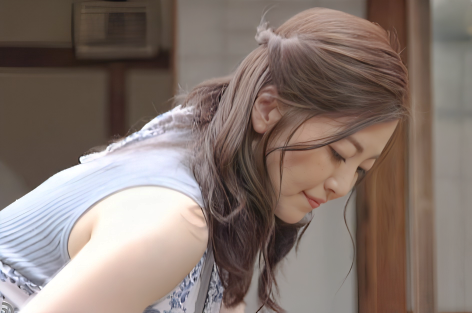 【叔父の妻】”叔母さん…やっぱり綺麗だな…”清楚で麗しい叔母の姿に悶々してたらある日彼女の本性を目撃してしまい…